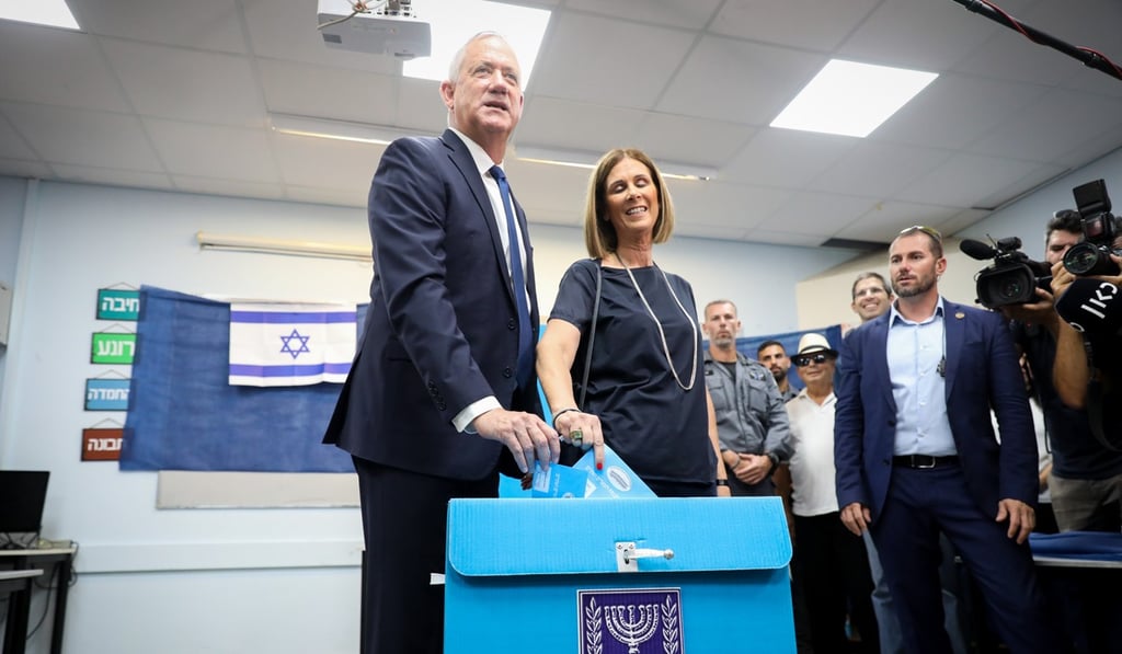 Benny Gantz casts his ballot in Rosh Haayin. Photo: JINI via Xinhua