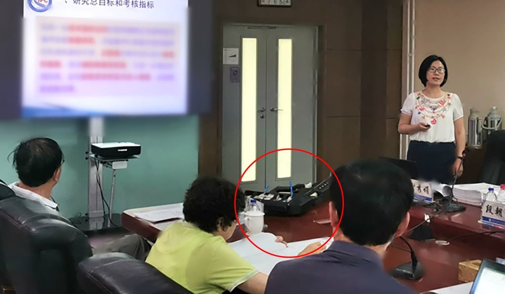 Professor Xie Xiujuan discusses the portable sonic rifle (circled) with the government science panel sent to evaluate it. Photo: CAS Professor Xie Xiujuan discusses the portable sonic rifle (circled) with the government science panel sent to evaluate it. Photo: CAS