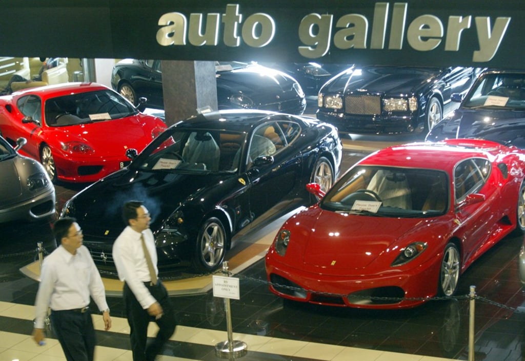 Indonesian shoppers visit a car mall in Jakarta. Photo: Reuters