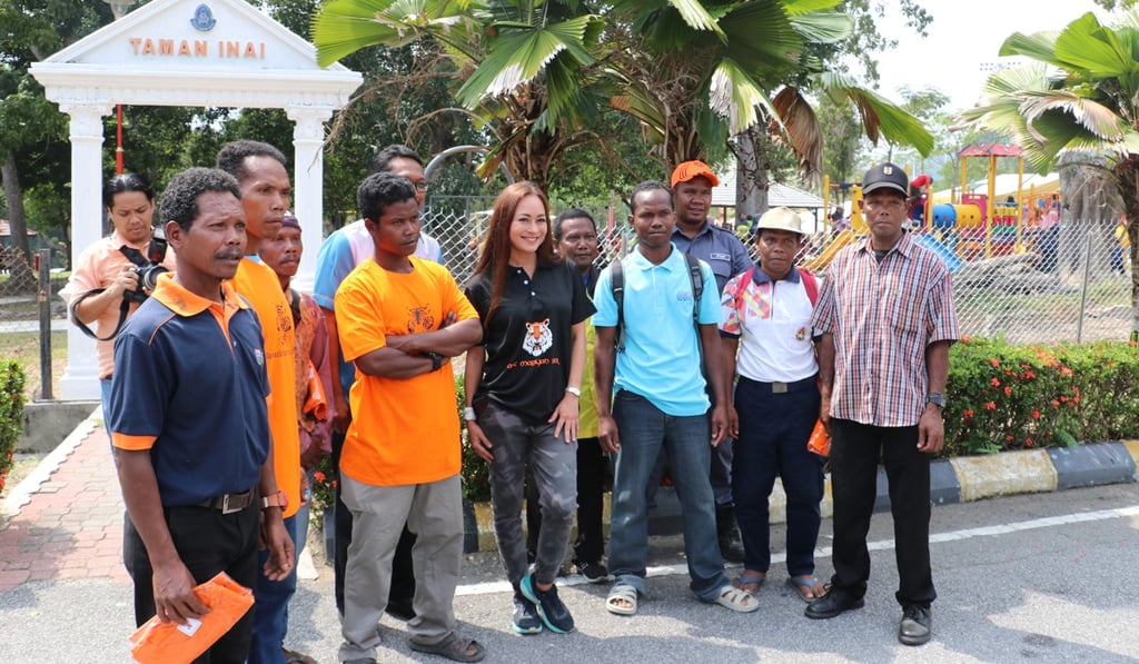 Maya Karin taking a group picture with a group of volunteers during a conservation excursion. Photo: Nadirah Zakariya/Team Ceritalah