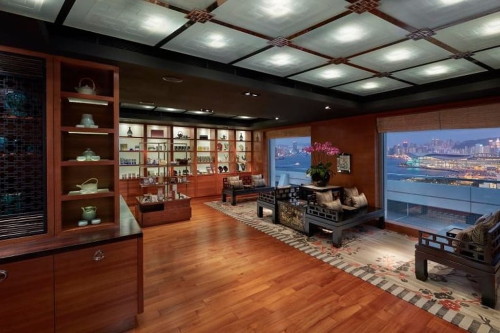 The Mandarin Oriental boasts a spacious spa with a wide range of therapies that draw their inspiration from old Shanghai. The Mandarin Oriental boasts a spacious spa with a wide range of therapies that draw their inspiration from old Shanghai.