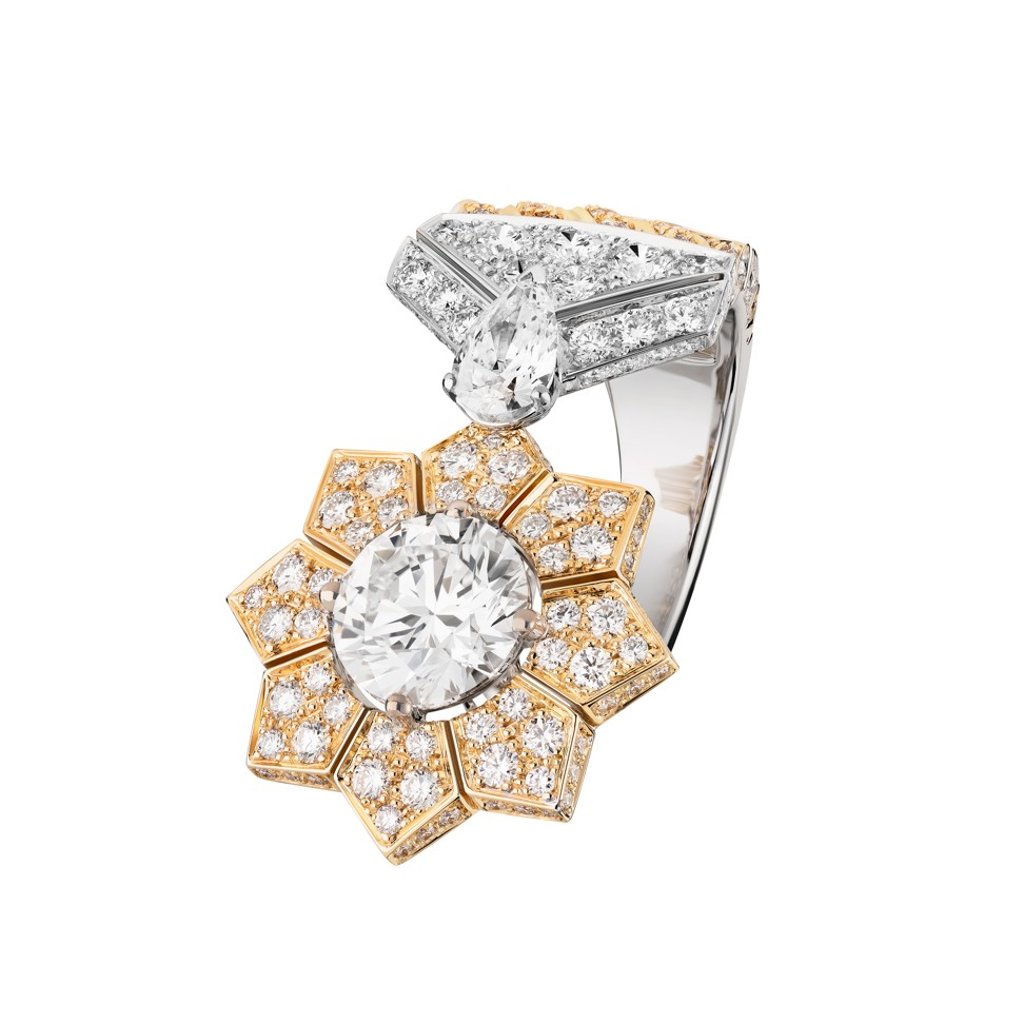 Chanel’s Medaille Solaire takes inspiration from the eight-pointed star with rays typically found on Russian dynastic orders.