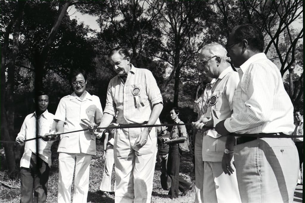 Murray MacLehose (centre) cuts a ribbon to mark the opening of the trail that bears his name. Photo: SCMP