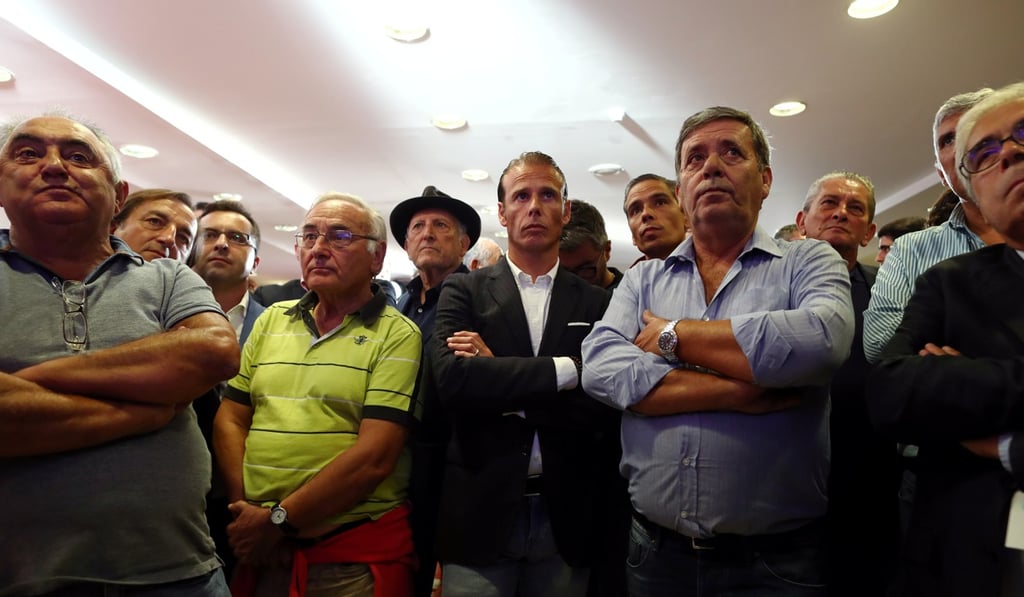 Supporters of Portugal’s Prime Minister and Socialist Party (PS) candidate Antonio Costa watch opposition candidate Rui Rio of the Social Democratic Party (PSD) talking on a television screen. Photo: Reuters Supporters of Portugal’s Prime Minister and Socialist Party (PS) candidate Antonio Costa watch opposition candidate Rui Rio of the Social Democratic Party (PSD) talking on a television screen. Photo: Reuters