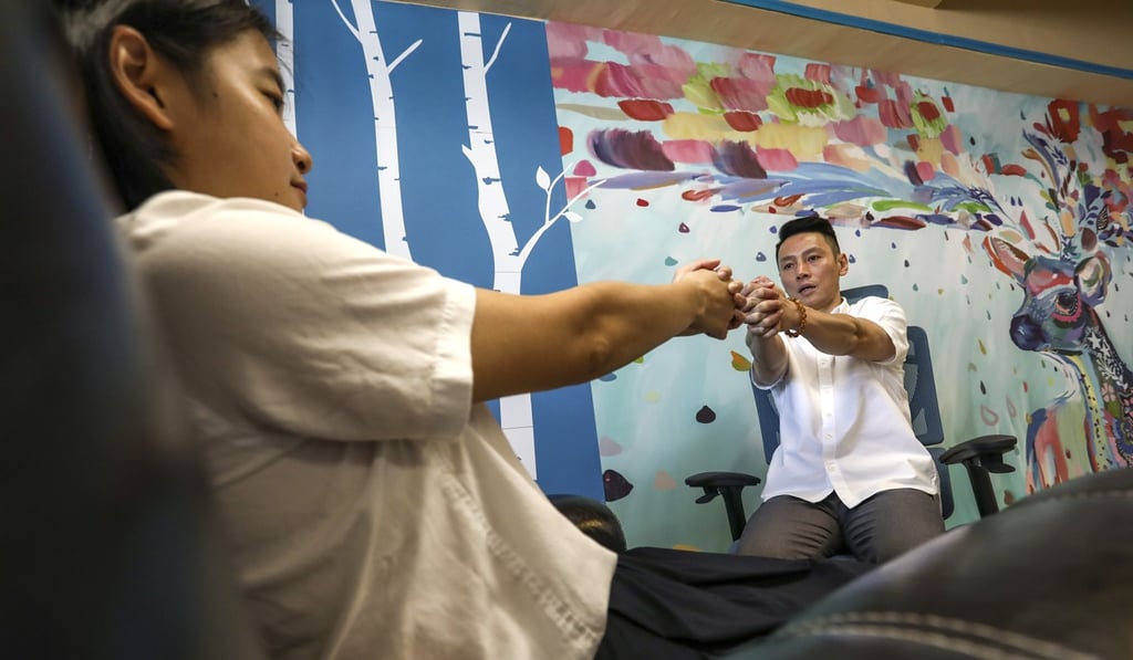 Hypnotherapist Max Shear uses hypnotherapy on reporter Snow Xia at Hypnosis Studio in Hong Kong. “Many people see hypnotherapy as unscientific,” Shear says. Photo: Jonathan Wong