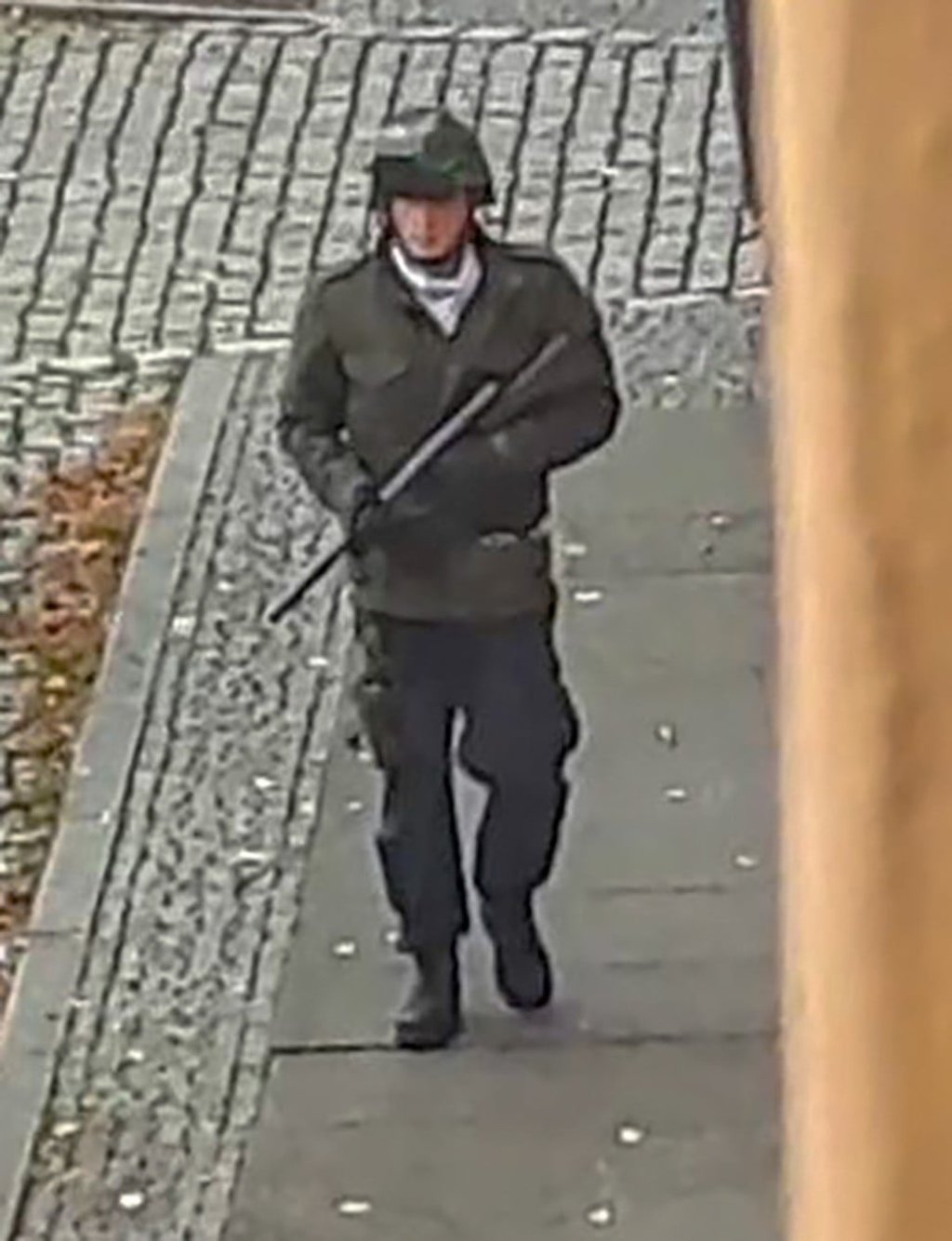 The man walks with a gun in the streets of Halle. Photo: AFP