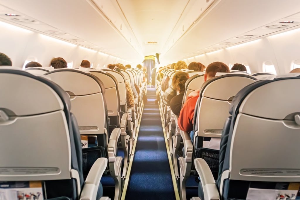 US airlines are split on whether to provide costly in-flight entertainment screens for travellers. US airlines are split on whether to provide costly in-flight entertainment screens for travellers.