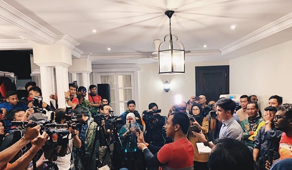 Minister of Youth and Sports of Malaysia, Syed Saddiq, holds a dialogue session with protesting food delivery drivers. Photo: Team Ceritalah