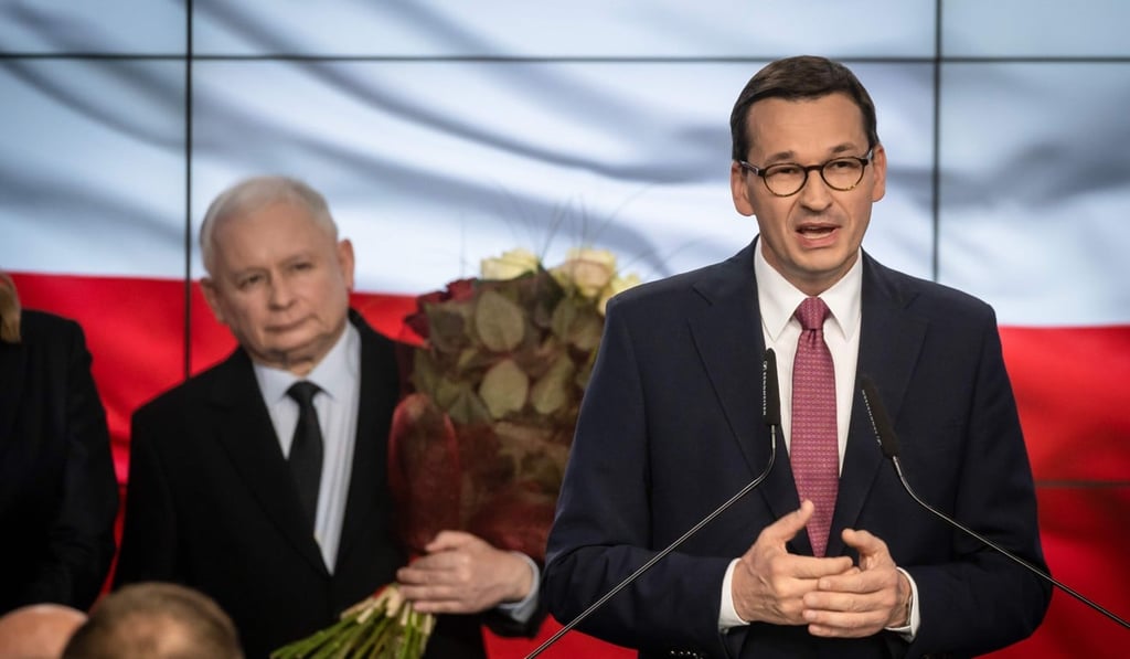 Polish Prime Minister Mateusz Morawiecki (R) speaks as the leader of Poland's ruling Law and Justice (PiS) party, Jaroslaw Kaczynski. Photo: AFP