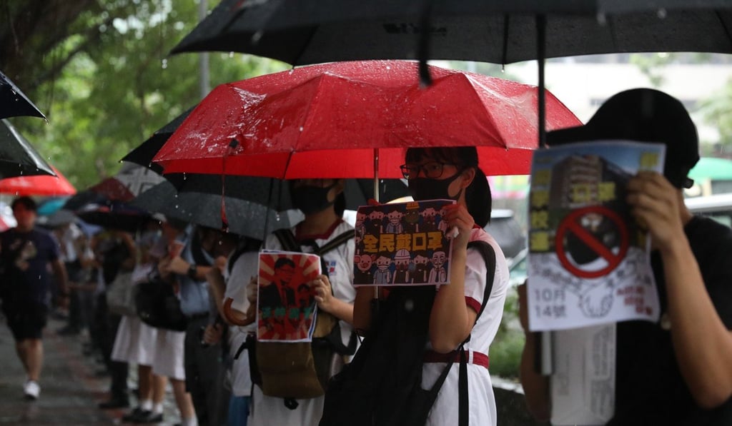 Over 100 students and alumni from Hon Wah College in Siu Sai Wan form a human chain along Harmony Road. Photo: Nora Tam