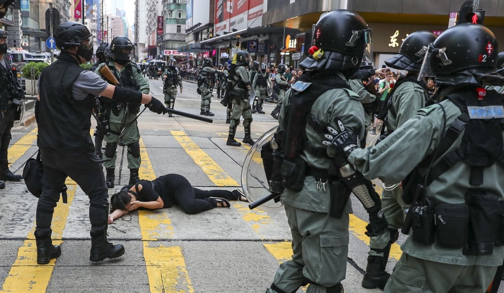 Riot police detain a suspect in Mong Kok as anti-government protesters gather in the area. Photo: Sam Tsang