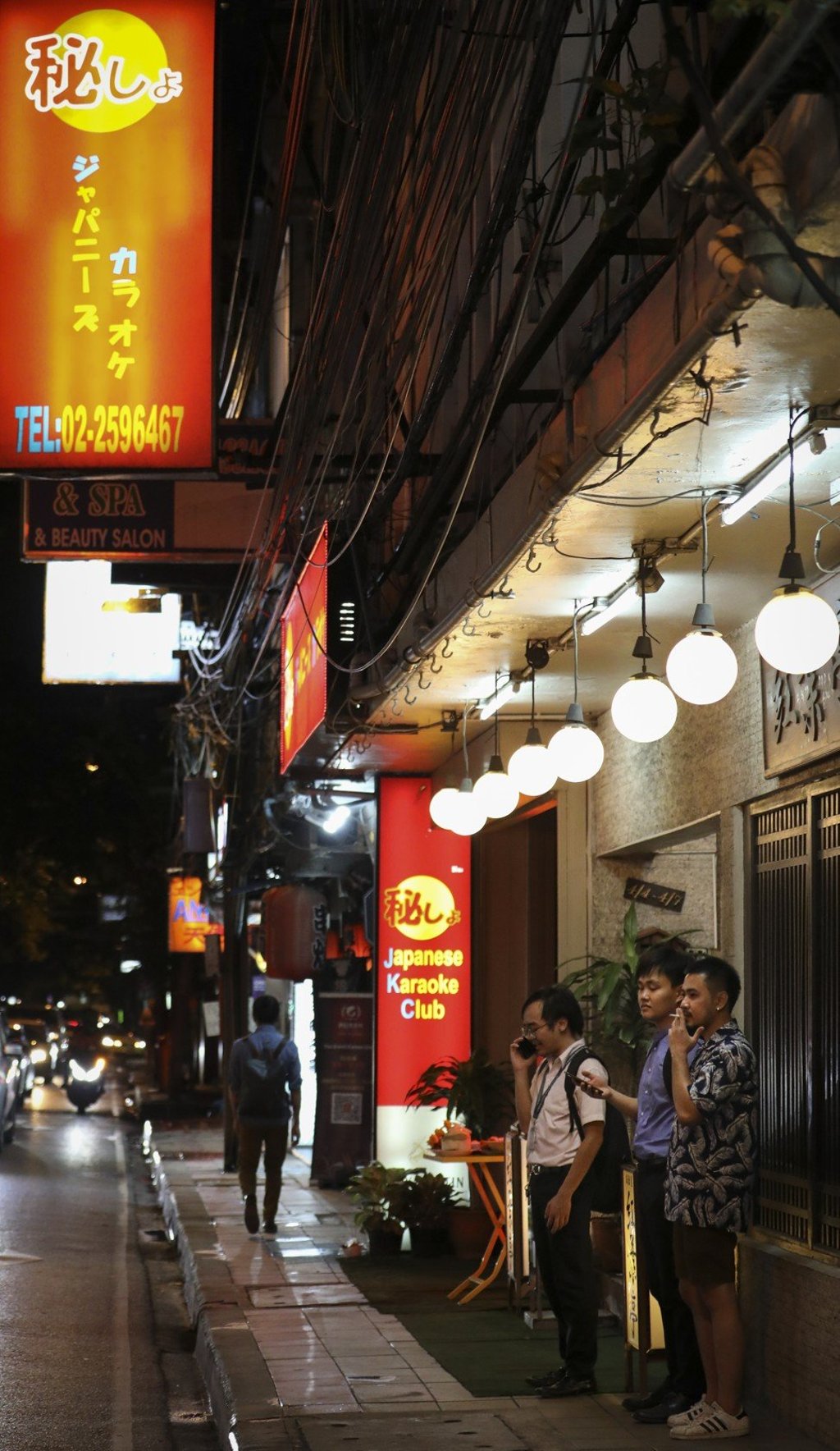 Tourists on Sukhumvit Soi 26 in Bangkok. Photo: James Wendlinger