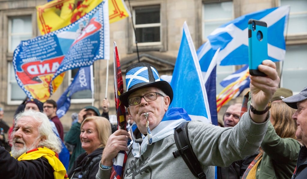 People marching for Scottish independence in the streets of Edinburgh on October 5. Photo: EPA-EFE