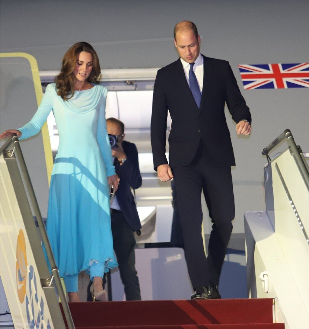 Kate Middleton and her husband Britain's Prince William arrive at Pakistan's Nur Khan airbase. Kate won fans for her shalwar kameez. Photo: AFP Kate Middleton and her husband Britain's Prince William arrive at Pakistan's Nur Khan airbase. Kate won fans for her shalwar kameez. Photo: AFP