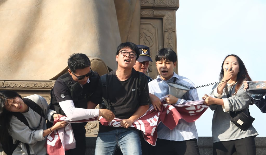 South Korean policemen detain protesters occupying a statue of King Sejong near the US embassy on Gwanghwmun square in Seoul, South Korea on October 4, 2019. Photo: EPA-EFE