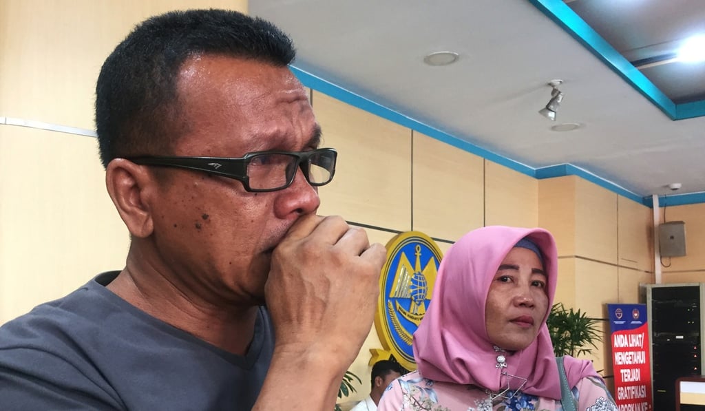 A relative of a victim of the crashed Lion Air jet reacts as he speaks to reporters on Wednesday. Photo: Reuters A relative of a victim of the crashed Lion Air jet reacts as he speaks to reporters on Wednesday. Photo: Reuters