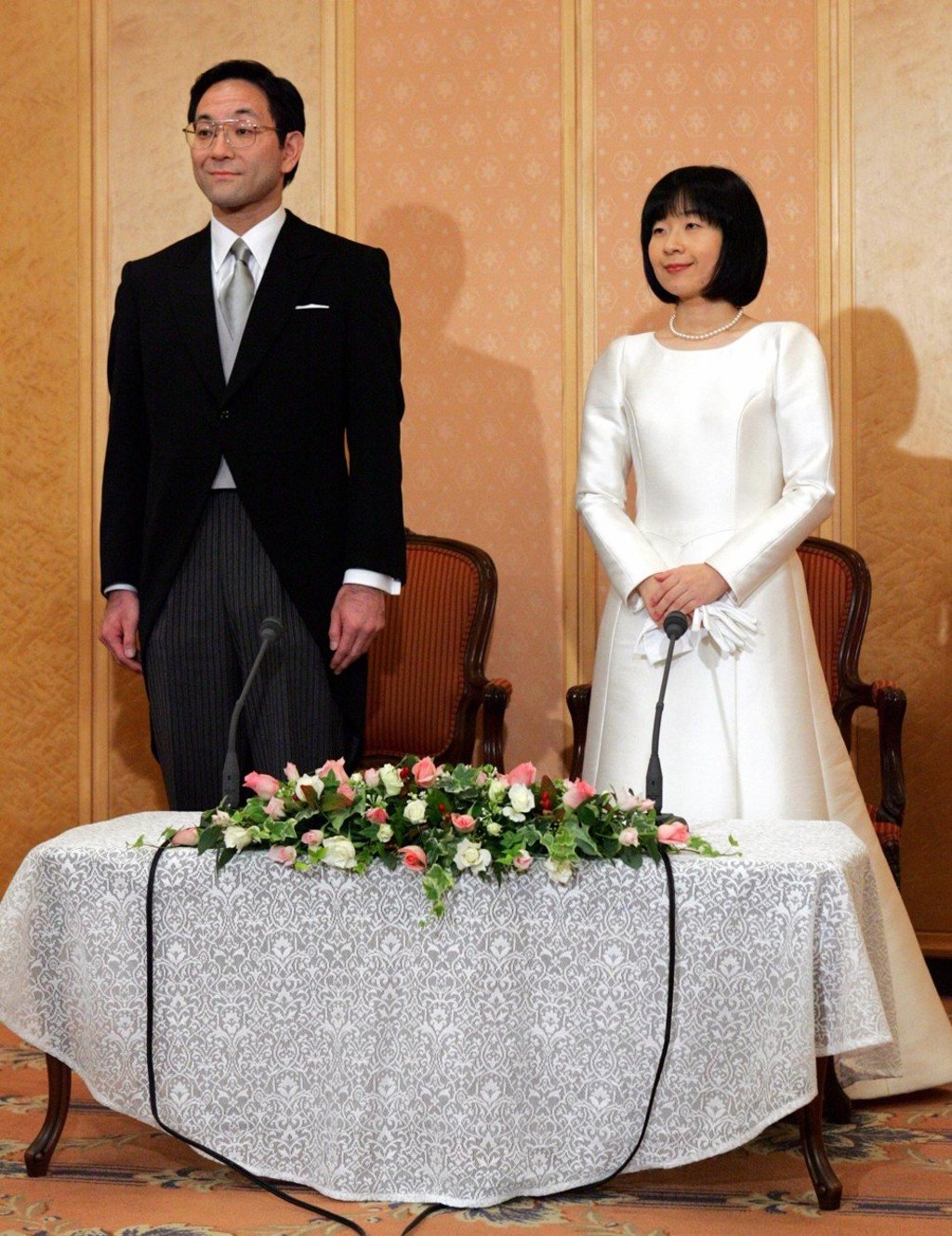 The bride and groom, Mrs Sayako Kuroda (right) and Yoshiyuki Kuroda, attend a news conference following their wedding ceremony at a Tokyo hotel on November 15, 2005. The youngest daughter of Emperor Akihito and Empress Michiko married the Tokyo government official in a private ceremony. Photo: Issei Kato/Reuters