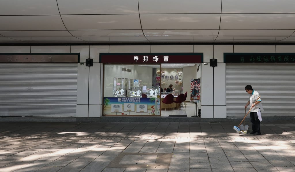 A worker cleaning at Park Lane Shopper's Boulevard in Tsim Sha Tsui. Photo: Nora Tam