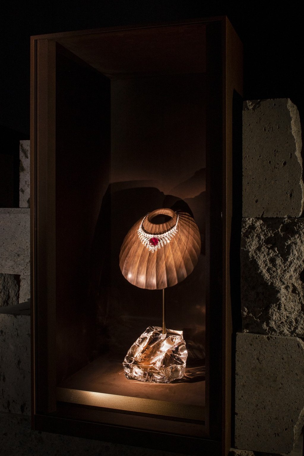 Chapter 2 of ‘Cartier, Crystallization of Time’ exhibition, features Necklace Forms and Designs. Photo: N.M.R.L. Hiroshi Sugimoto and Tomoyuki Sakakida. Chapter 2 of ‘Cartier, Crystallization of Time’ exhibition, features Necklace Forms and Designs. Photo: N.M.R.L. Hiroshi Sugimoto and Tomoyuki Sakakida.
