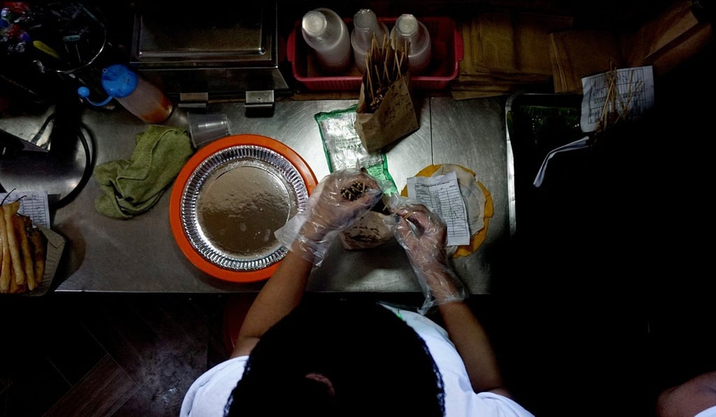 Making isaw at Mang Larry’s Isawan. Photo: AJ Bolando