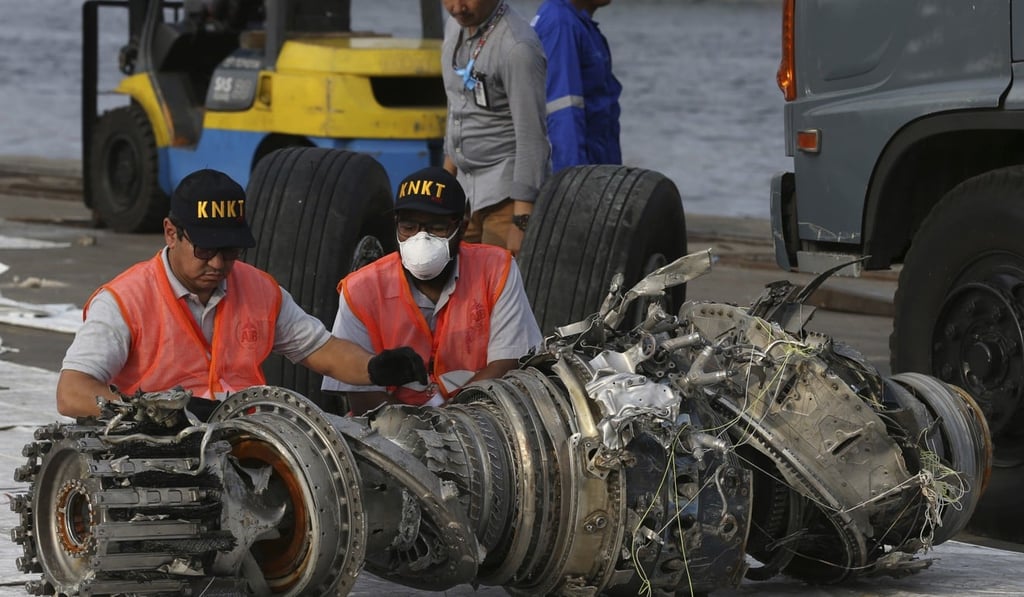 Officials inspect an engine recovered from the site of the crashed Lion Air jet in November. Photo: AP Officials inspect an engine recovered from the site of the crashed Lion Air jet in November. Photo: AP