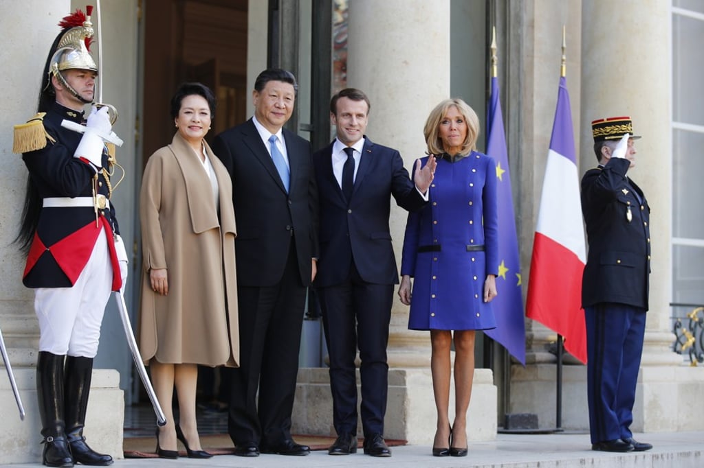 French President Emmanuel Macron and his wife, Brigitte Macron, right, Chinese President Xi Jinping and his wife, Peng Liyuan, on the steps of the Elysee presidential palace in Paris, France. Photo: AP