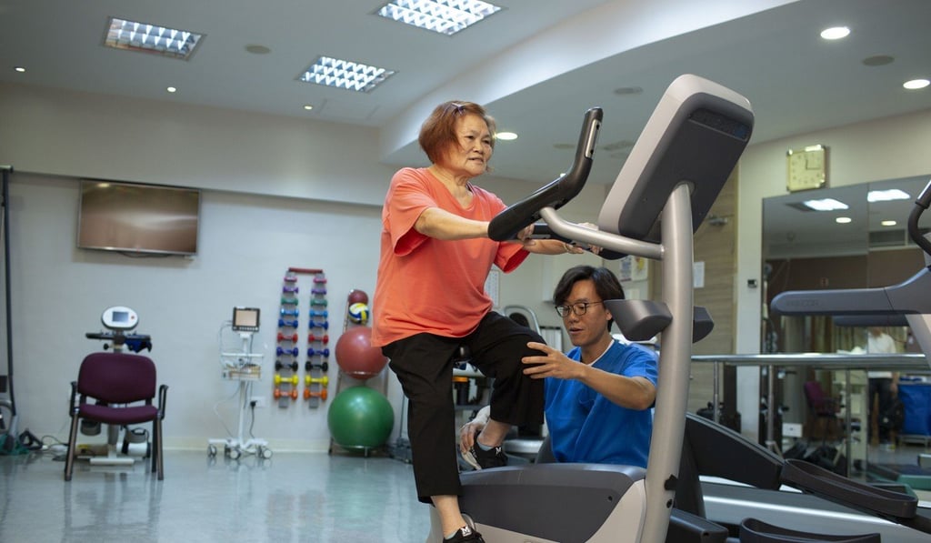 Hong Kong knee replacement patient Lu Gau-cyun (centre) has been conscientious about her physiotherapy since having her operation at Hong Kong Adventist Hospital – Stubbs Road. Hong Kong knee replacement patient Lu Gau-cyun (centre) has been conscientious about her physiotherapy since having her operation at Hong Kong Adventist Hospital – Stubbs Road.