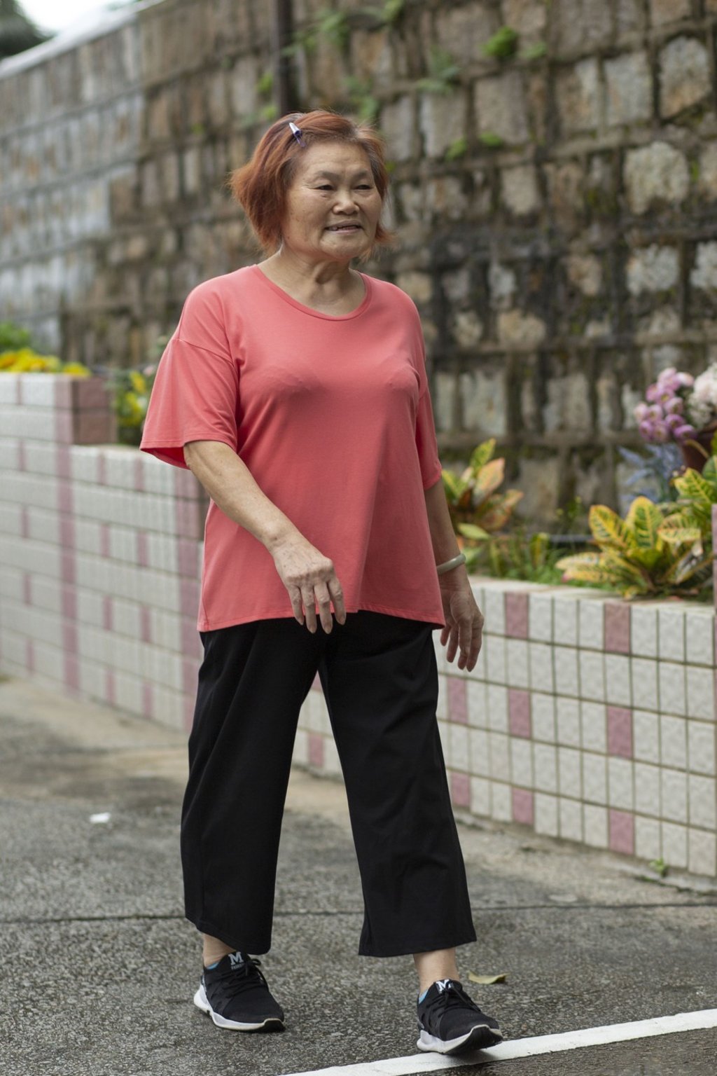 Lu Gau-cyun (above), a patient at Hong Kong Adventist Hospital – Stubbs Road, was able to walk, albeit gingerly, the day after her knee replacement surgery.