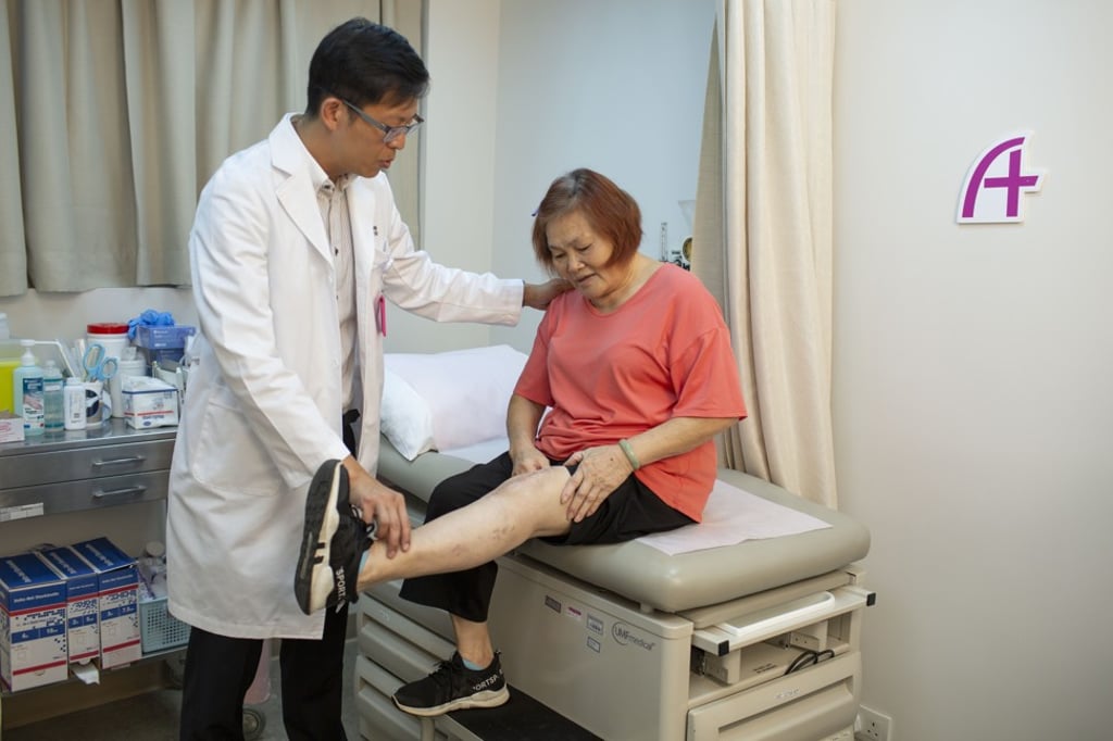 Dr Sha Wai-leung (left) checks on patient Lu Gau-cyun’s progress following her knee replacement surgery. Dr Sha Wai-leung (left) checks on patient Lu Gau-cyun’s progress following her knee replacement surgery.