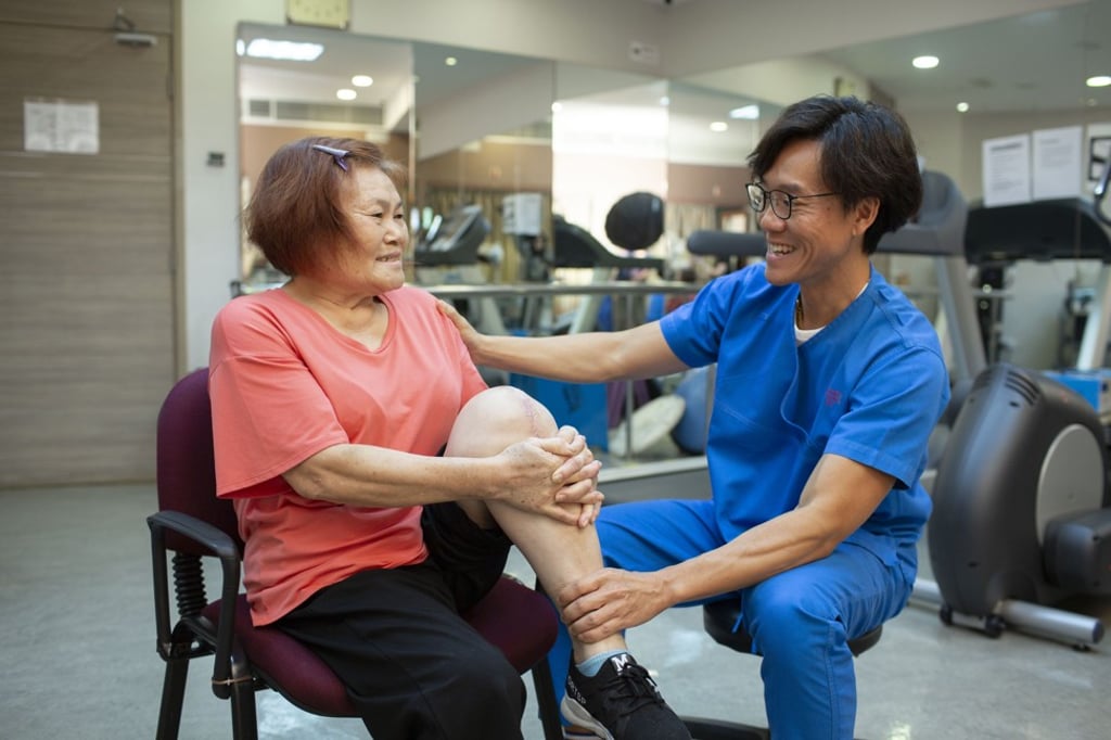 Knee replacement patient Lu Gau-cyun (left) is having regular physiotherapy at Hong Kong Adventist Hospital – Stubbs Road, which has helped her progress to exceed expectations. Knee replacement patient Lu Gau-cyun (left) is having regular physiotherapy at Hong Kong Adventist Hospital – Stubbs Road, which has helped her progress to exceed expectations.
