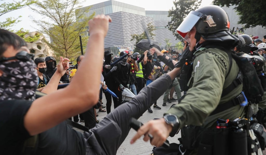 Anti-government protesters clash with police in Tsim Sha Tsui on October 27. Photo: Sam Tsang