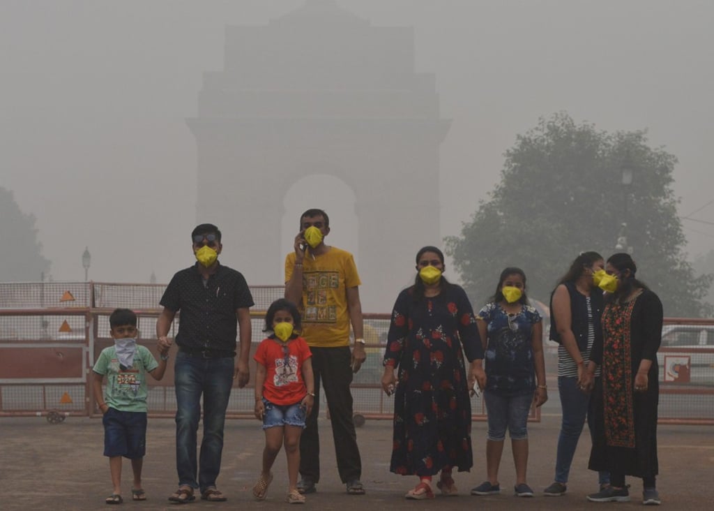 People with masks surrounded by smog near the India Gate in New Delhi on November 3. Photo: Xinhua