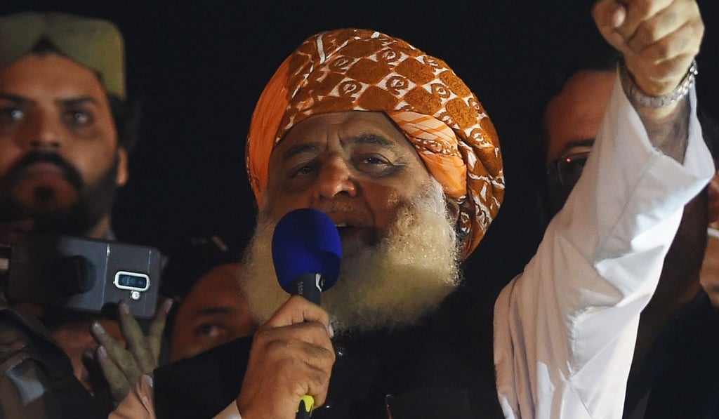 Islamic political party Jamiat Ulema-e-Islam (JUI) leader Maulana Fazl-ur-Rehman addresses crowds during an anti-government protest in Islamabad on November 3. Photo: AFP Islamic political party Jamiat Ulema-e-Islam (JUI) leader Maulana Fazl-ur-Rehman addresses crowds during an anti-government protest in Islamabad on November 3. Photo: AFP