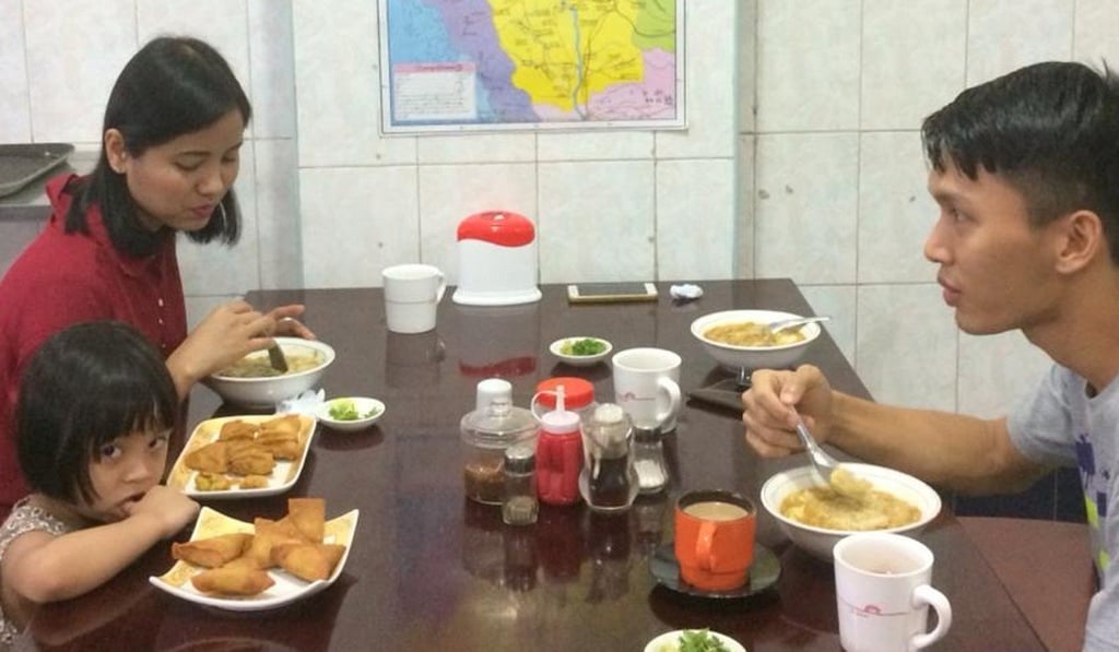 Ma Ae eating breakfast with her daughter and husband. Photo: Team Ceritalah