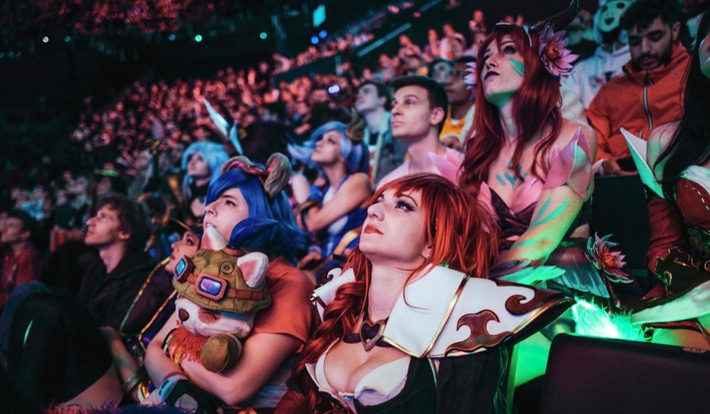 Fans watching the world championship final between European team G2 and Chinese team FPX on Sunday in Paris. Photo: AFP Fans watching the world championship final between European team G2 and Chinese team FPX on Sunday in Paris. Photo: AFP