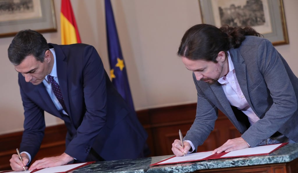 Spanish Prime Minister Pedro Sanchez and leader of the Unidas Podemos party Pablo Iglesias sign the principles of agreement to share a coalition government. Photo: DPA Spanish Prime Minister Pedro Sanchez and leader of the Unidas Podemos party Pablo Iglesias sign the principles of agreement to share a coalition government. Photo: DPA
