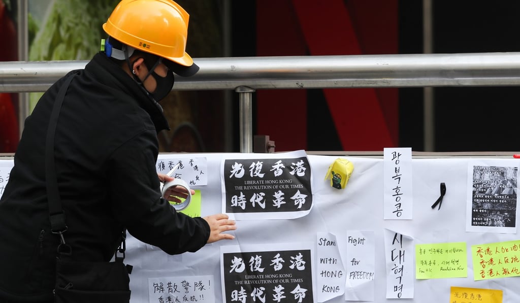 A man hangs a message in support of Hong Kong’s pro-democracy movement during a rally in Seoul. Photo: EPA-EFE