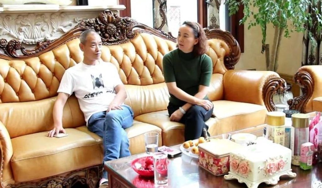 Yang Zuhui (right) has come to admire Zhong Congrong’s dedication to his litter picking mission, but she fears for her husband’s safety. Photo: Weibo