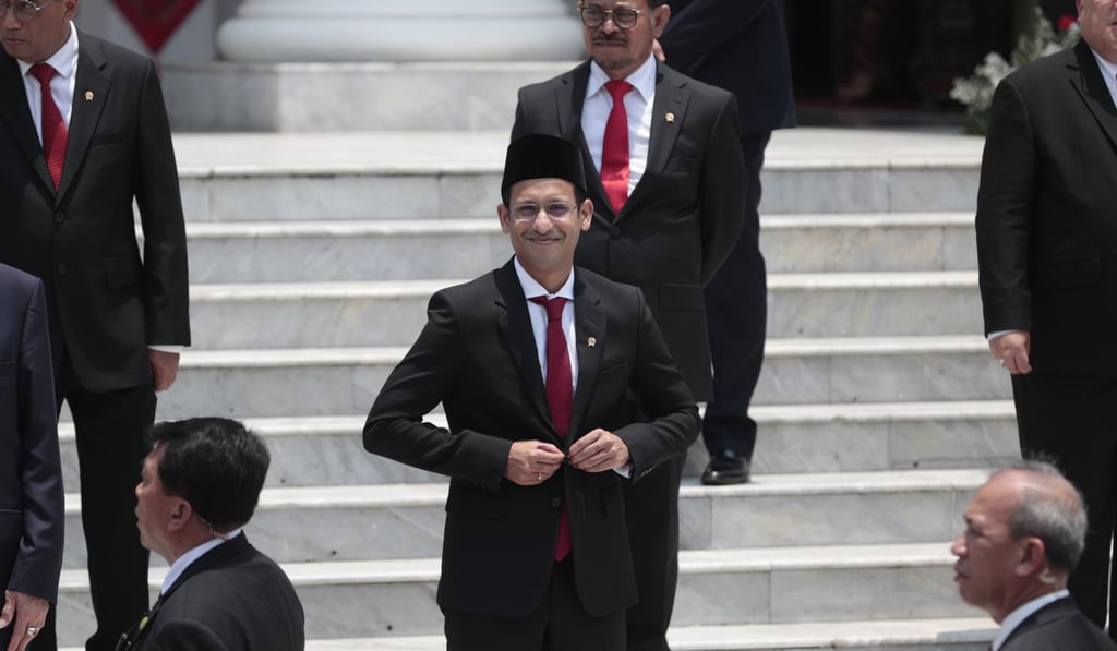 Newly-inaugurated Education and Culture Minister Nadiem Makarim, founder of tech start-up GoJek, center, poses for a group photo with other cabinet ministers after the swearing-in ceremony of the new cabinet at Merdeka Palace in Jakarta, Indonesia, Wednesday, Oct. 23, 2019. Photo: AP