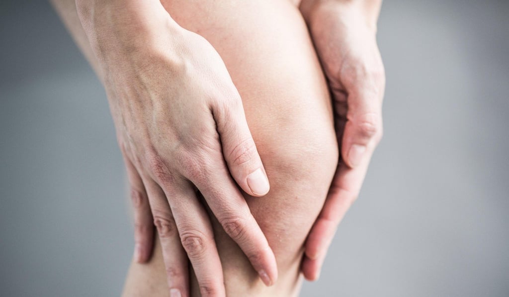 Knee pain is mostly caused by osteoarthritis, which happens when the cartilage becomes injured and worn, resulting in pain, swelling and stiffness. Photo: Alamy Knee pain is mostly caused by osteoarthritis, which happens when the cartilage becomes injured and worn, resulting in pain, swelling and stiffness. Photo: Alamy