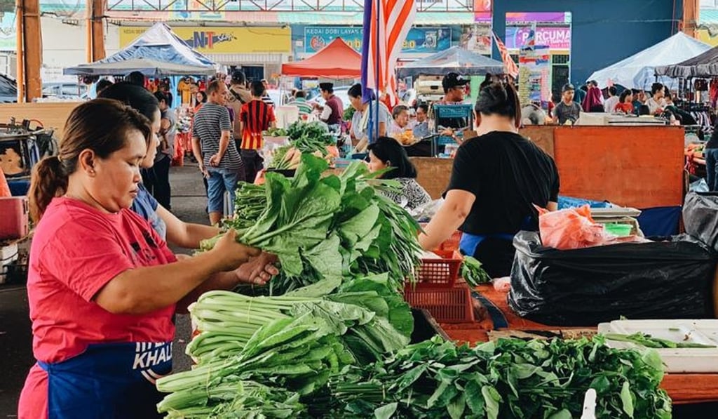 Small traders selling vegetables. Photo: Team Ceritalah Small traders selling vegetables. Photo: Team Ceritalah