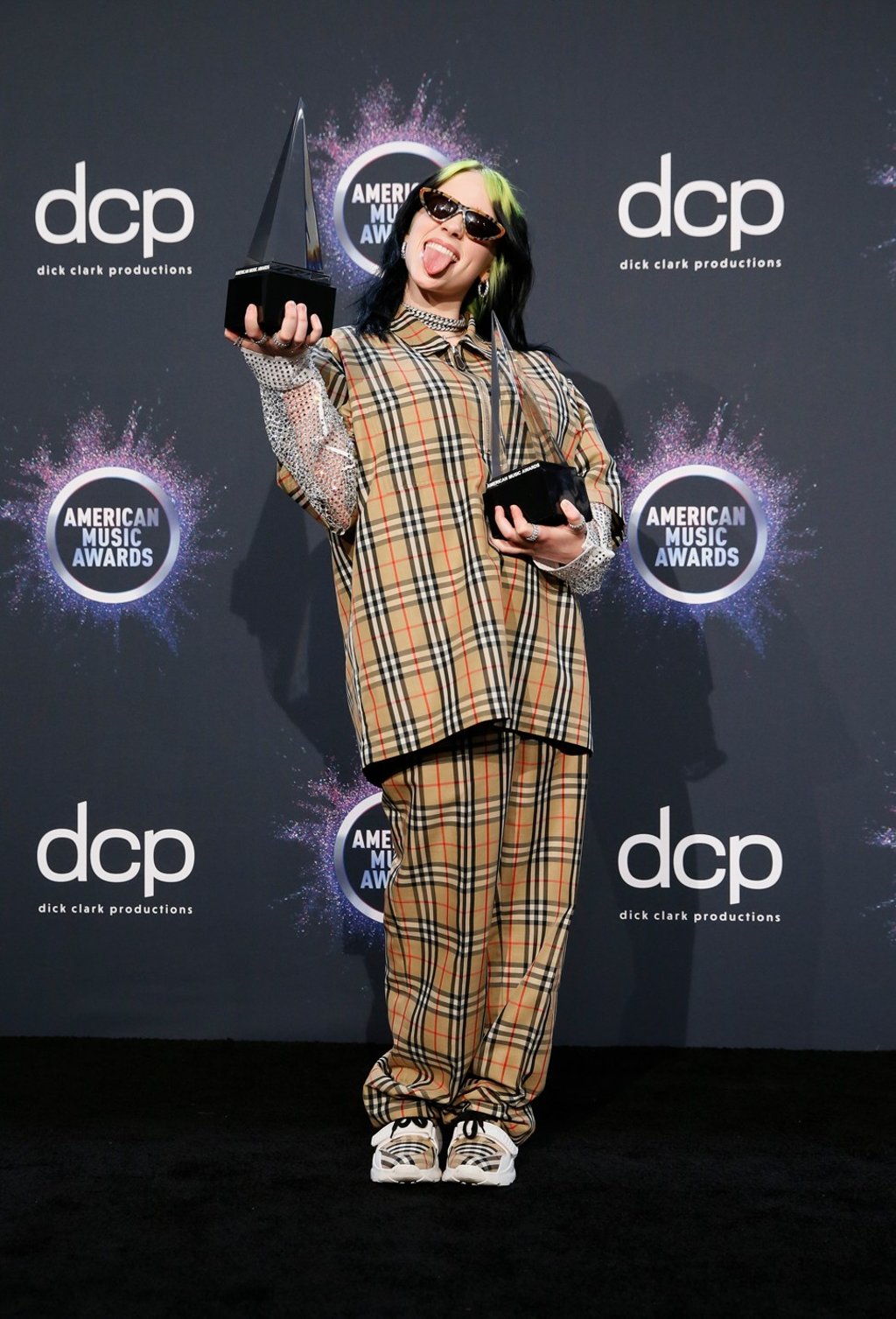 Billie Eilish poses backstage with her awards for new artist of the year and favourite artist – alternative rock. Photo: Reuters