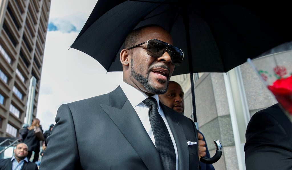 R&B singer R. Kelly leaves the Cook County courthouse in Chicago in March. Photo: Reuters