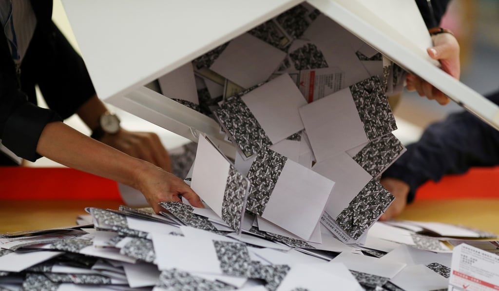 Officials open a ballot box at a polling station in Kowloon Tong, Hong Kong, on November 24, 2019. Photo: Reuters
