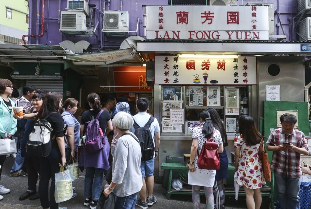 People queue at Lan Fong Yue street stall in Central. Photo: K.Y. Cheng