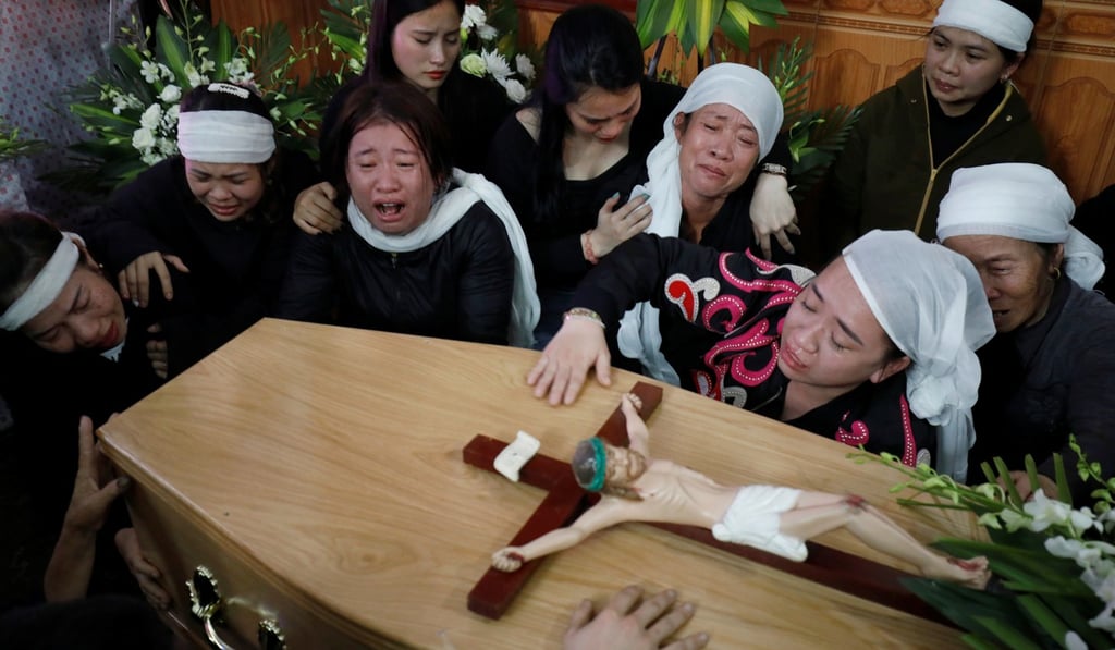 Relatives of Anna Bui Thi Nhung, one of the 39 Vietnamese people found dead in a truck near London last month, cry next to her coffin during the funeral ceremony at their home in Nghe An province, Vietnam. Photo: Reuters