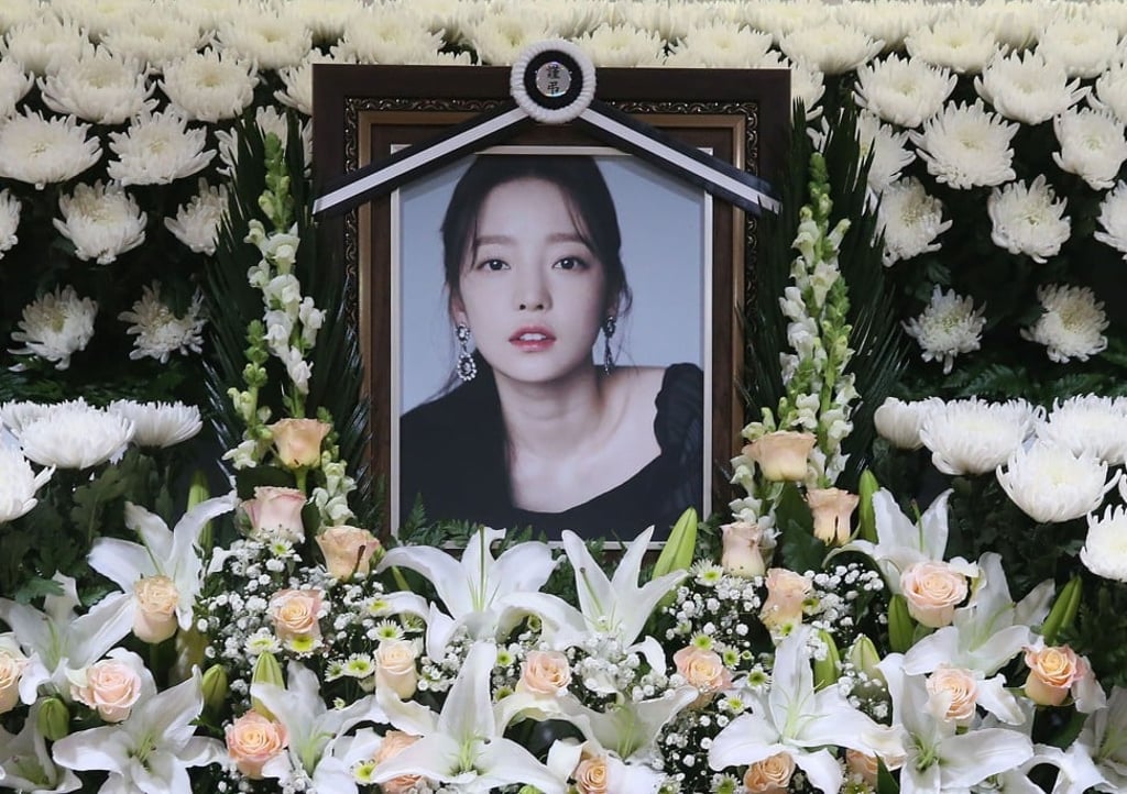 A portrait of late K-pop star Goo Hara surrounded by flowers at a memorial altar at a hospital in Seoul on November 25. Photo: str/Dong-A Ilbo via AFP