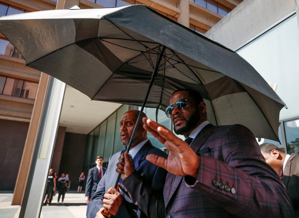 R. Kelly leaves the Leighton Criminal Court Building after a hearing on sexual abuse charges in Chicago this summer. Photo: AFP