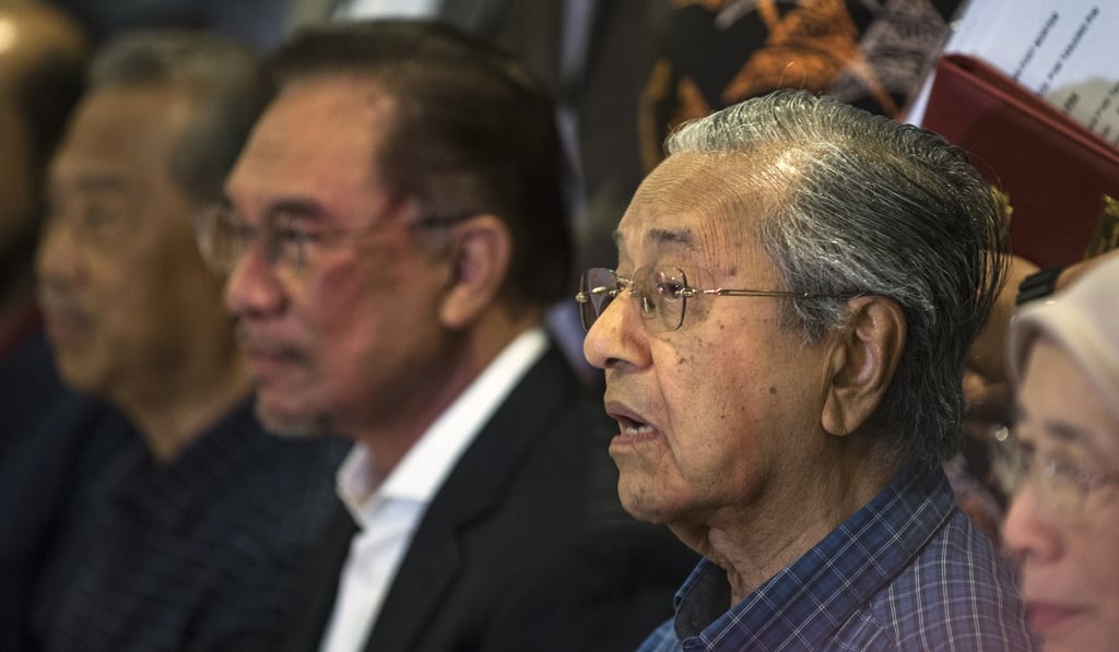 Malaysian Prime Minister Mahathir Mohamad (R) and prime-minister-in-waiting Anwar Ibrahim (L). Photo: EPA-EFE Malaysian Prime Minister Mahathir Mohamad (R) and prime-minister-in-waiting Anwar Ibrahim (L). Photo: EPA-EFE