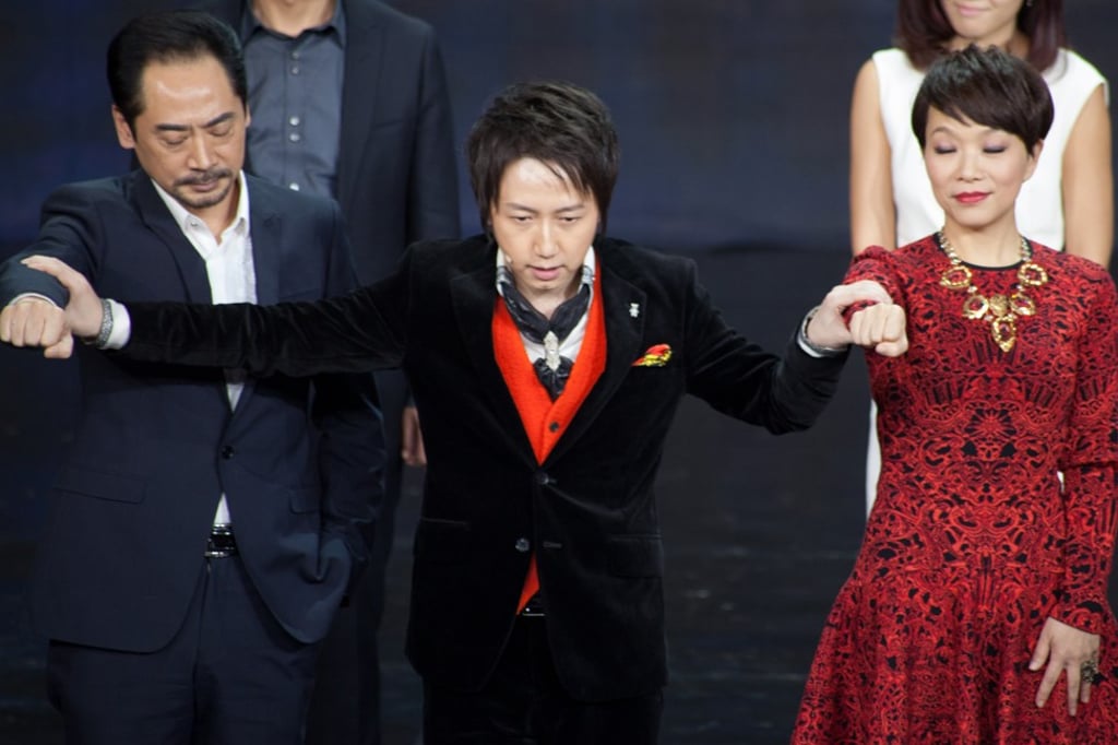 Chinese mind hacker Tonny Jan performing on stage.